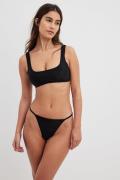 NA-KD Swimwear Bikinitruse med tynne stropper - Black