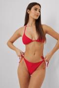 NA-KD Swimwear Bikinitruse med stropper - Red