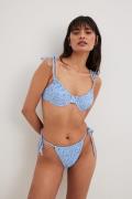 NA-KD Swimwear Bikiniunderdel med knytting i siden - Flower