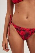 NA-KD Swimwear Bikinitruse med tynn stropp og knyting - Red,Flower