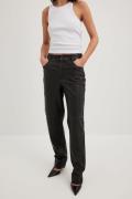 NA-KD Trend Bukse i PU med slitt look - Black
