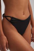 NA-KD Swimwear Bikinitruse med kryssdetaljer og høyt liv - Black