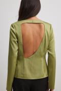 NA-KD Asymmetrisk bluse med åpen rygg - Green