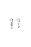 NA-KD Assymetriske øreringer med perle - Silver