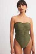 NA-KD Swimwear Drapert bandeau-badedrakt med høy skjæring - Green