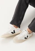 VEJA Volley Sneaker White_black 39