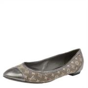 Pre-owned Gra lerret Louis Vuitton Flats