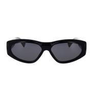 Solbriller med uregelmessig form, svart ramme og grå linser