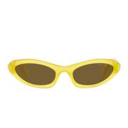 Solbriller med uregelmessig form, mørkebrune linser og gulllogo