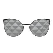 Solbriller med uregelmessig form og sølv trekanter