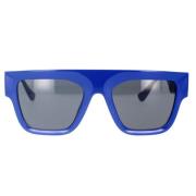 Rektangulære solbriller med mørkegrå linse og blått innfatning