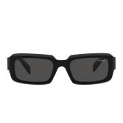 Rektangulære solbriller med svart ramme og mørkegrå linser