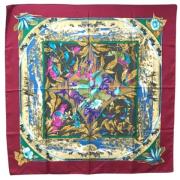 Pre-owned Silk scarves