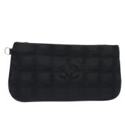 Pre-owned Fabric clutches