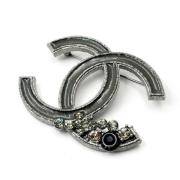 Pre-owned Metal brooches