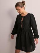 Pieces - Langermede kjoler - Black - Pcjally Ls Tie Short Dress D2D - ...