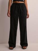 Pieces - Vide bukser - Black - Pcwendy Mw Broderie Angalise Pant D - B...
