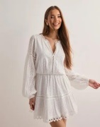 Nelly - Hvit - Embroidered Dress