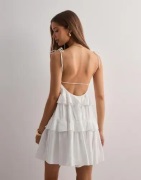 Nelly - Hvit - Volume Flounce Dress