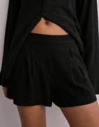 Nelly - Svart - Flowy Linen Shorts