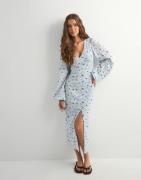 Nelly - Blomstrete - Buttoned Structure Dress