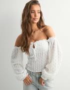 Nelly - Hvit - Lace Off Shoulder Top
