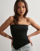 Nelly - Svart - Asymmetric Rib Tube Top