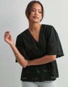 Selected Femme - Svart - Slfdahlia Ss Broderi Shirt Noos
