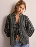 Vero Moda - Svart - Vmmalou 3/4 V-Neck Shirt Wvn Btq