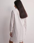 Selected Femme - Hvit - Slftatiana Ls Short Embr Dress Noos