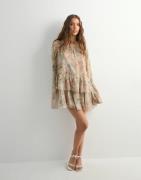 Vero Moda - Blomstrete - Vmstarry Ls Ruffle Mini Dress Exp