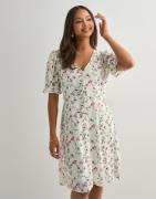 Pieces - Blomstrete - Pcfya Ss Dress Wvn Bc