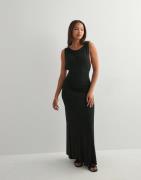 Nelly - Svart - Scooped Armhole Dress