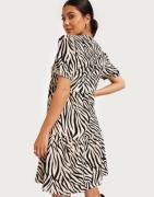 JDY - Multi/Mønstrete - Jdylotus S/S V-Neck Dress Jrs Atk