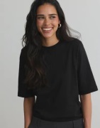 Nelly - Svart - Powerful Shoulder Tee