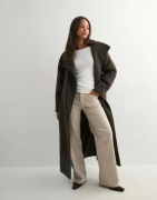 Nelly - Brun - High Collar Belted Coat