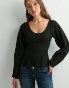 Nelly - Svart - Shaped V-neck Blouse