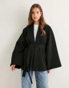 Nelly - Svart - Wide Sleeve Short Coat