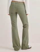 Nelly - Grønn - Super Low Heart Pocket Bootcut Jeans