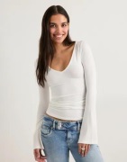 Nelly - Hvit - Ultra Soft V Neck LS Top