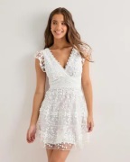 Nelly - Hvit - Embroidered Flounce Dress