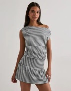 Nelly - Grå - Soft Shoulder Mini Dress